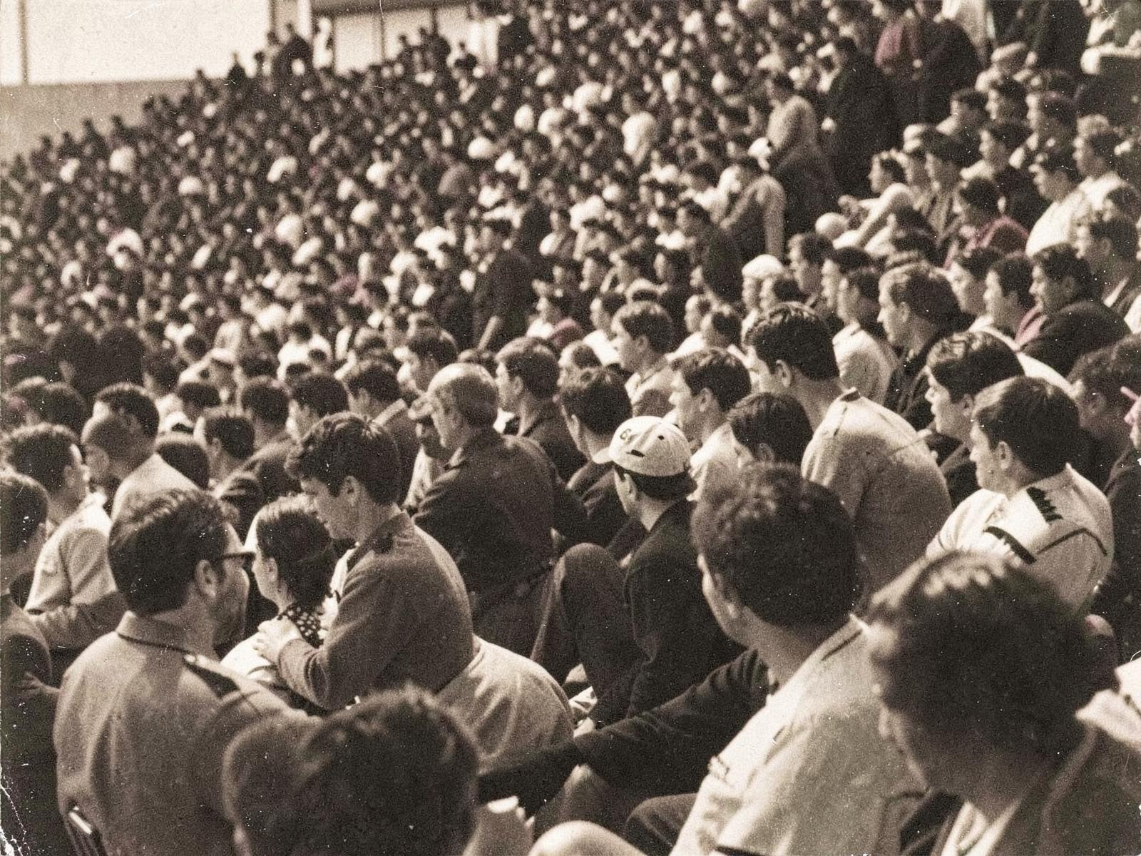 1982, la tribune qui chantait